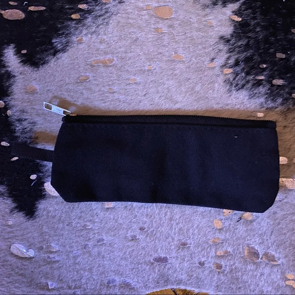 N/A black canvas